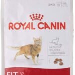Royal Canin FIT 32 Feline Chicken Dry Adult Cat Food, 2 kg - Fast UK Delivery