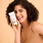 Jovees Herbal Ultra Radiance Gold Face Wash Gives Clear, Nourished & Hydrated Skin, Reduce Dark Spot And Improves Skin Texture | For All Skin Types 100ml - Fast UK Delivery - Image 4