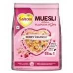 Saffola Muesli Berry Crunch with Flavour Pops, 185 gm | 15 in 1 Fruit and Nuts, Seeds, Millet & more | Cereals for breakfast rich in wholegrain, protein, fibre - Fast UK Delivery