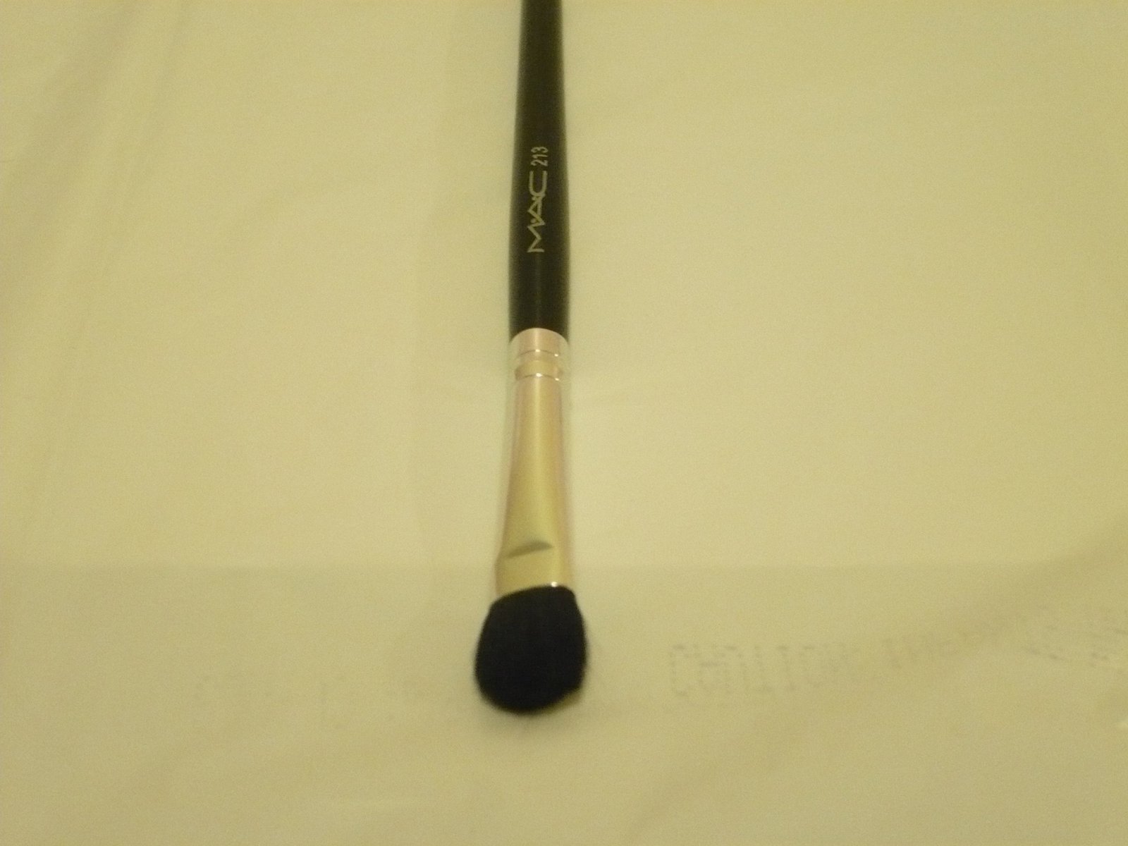 uk81OuglPxIpL-1-1.jpg MAC Cosmetics 213 Eye Shadow Fluff Brush - Fast UK Delivery - Image 1