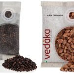 Vedaka Whole Black Cardamom, 100g & Amazon Brand - Vedaka Black Peppercorn (Kali Mirch), 100 g - Fast UK Delivery